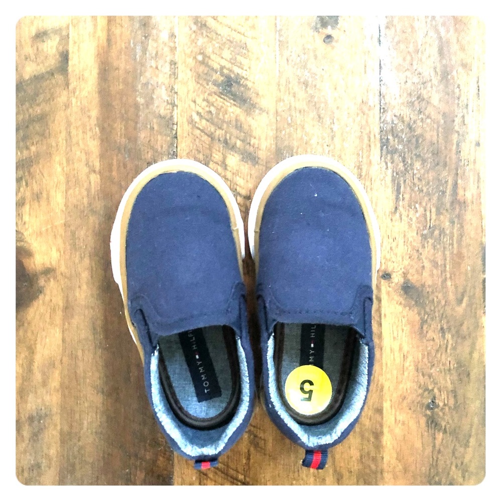 Tommy Hilfiger boys shoes size 5